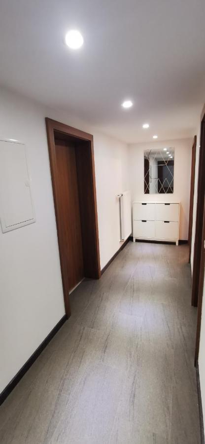 Apartment Haus Tisch