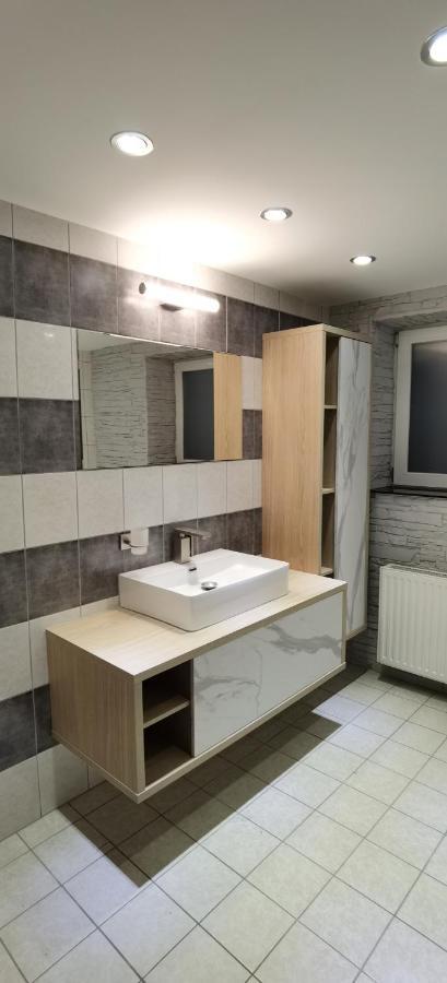Apartment Haus Tisch