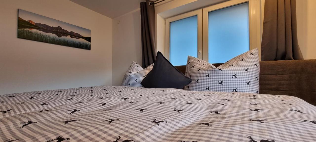 Apartment Haus Tisch *