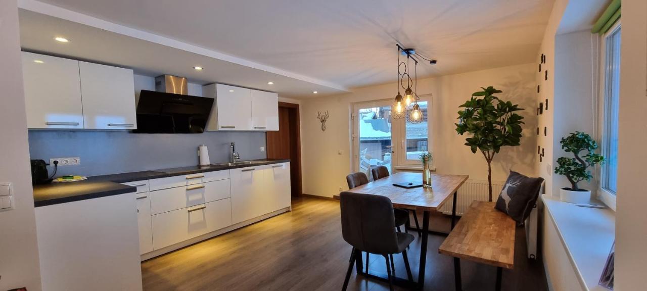 Apartment Haus Tisch